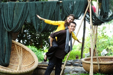 Hòa Hiệp tình tứ bên bạn nhảy xinh đẹp