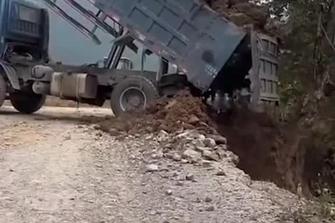 Khoảnh khắc tài xế suýt cho người và xe lao xuống vực sâu vì bất cẩn