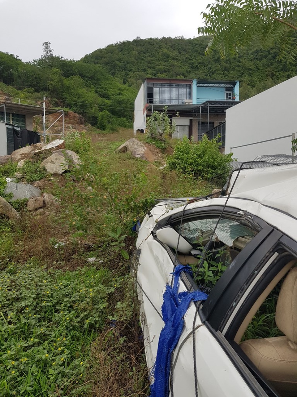 2 năm sau vụ lở núi ở Nha Trang, ô tô bị đè bẹp vẫn còn ở hiện trường - 3 2 năm sau vụ lở núi ở Nha Trang, ô tô bị đè bẹp vẫn còn ở hiện trường - 3
