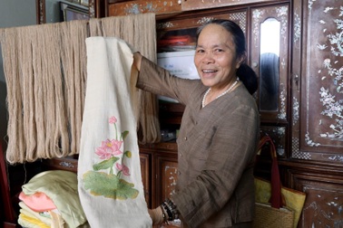 Đau đáu giữ hồn non nước trong mỗi tấm lụa tơ sen