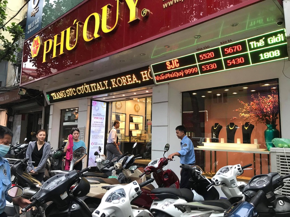 Giá vàng vượt mốc 57 triệu đồng/lượng: Nông dân ôm vàng xuống phố chốt lời - 6 Giá vàng vượt mốc 57 triệu đồng/lượng: Nông dân ôm vàng xuống phố chốt lời - 6