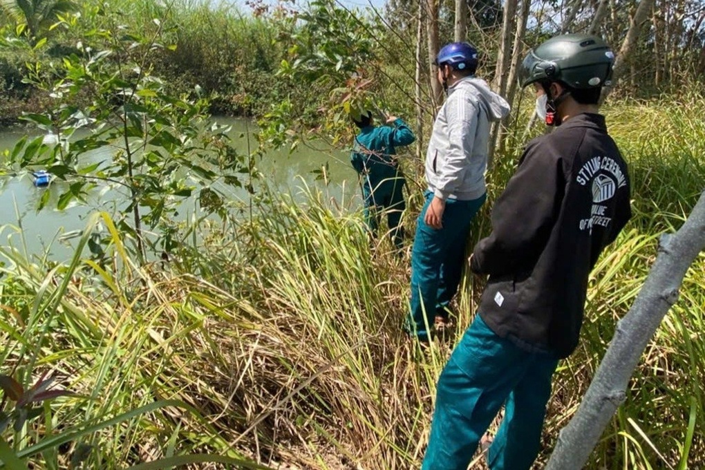 Huy động hơn 60 người tìm kiếm 2 cháu nhỏ mất tích khi lên rẫy cùng bố - 2 Huy động hơn 60 người tìm kiếm 2 cháu nhỏ mất tích khi lên rẫy cùng bố - 2