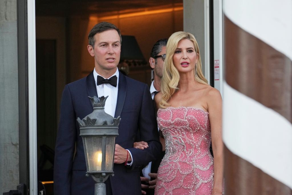 إيفانكا ترامب تتألق بين ضيوف حفل زفاف الملياردير - 4 Ivanka Trump đẹp nổi bật giữa dàn khách dự đám cưới tỷ phú - 4