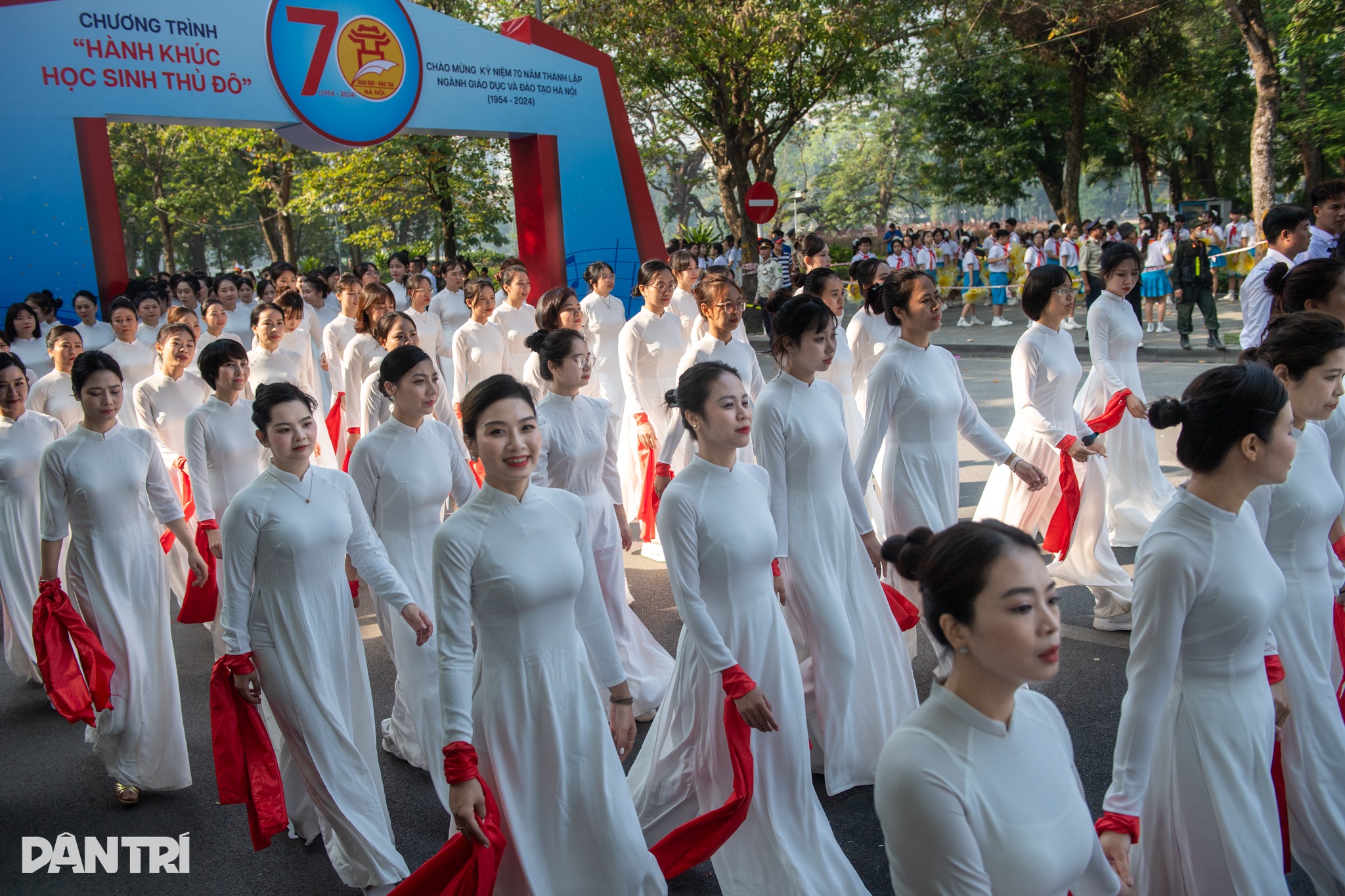 Hampir 3.000 orang berbaris untuk merayakan 70 tahun Pendidikan di Hanoi - 12 Gần 3.000 người diễu hành kỷ niệm 70 năm ngành Giáo dục ở Hà Nội - 12