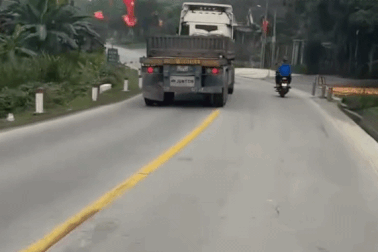 Tài xế xe đầu kéo đi sai làn trên quốc lộ 7 bị mời lên làm việc