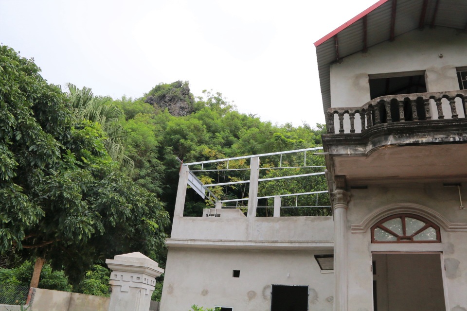 Ninh Bình: Di dời khẩn cấp hàng chục hộ dân khỏi vùng nguy cơ sạt lở núi - 1 Ninh Bình: Di dời khẩn cấp hàng chục hộ dân khỏi vùng nguy cơ sạt lở núi - 1