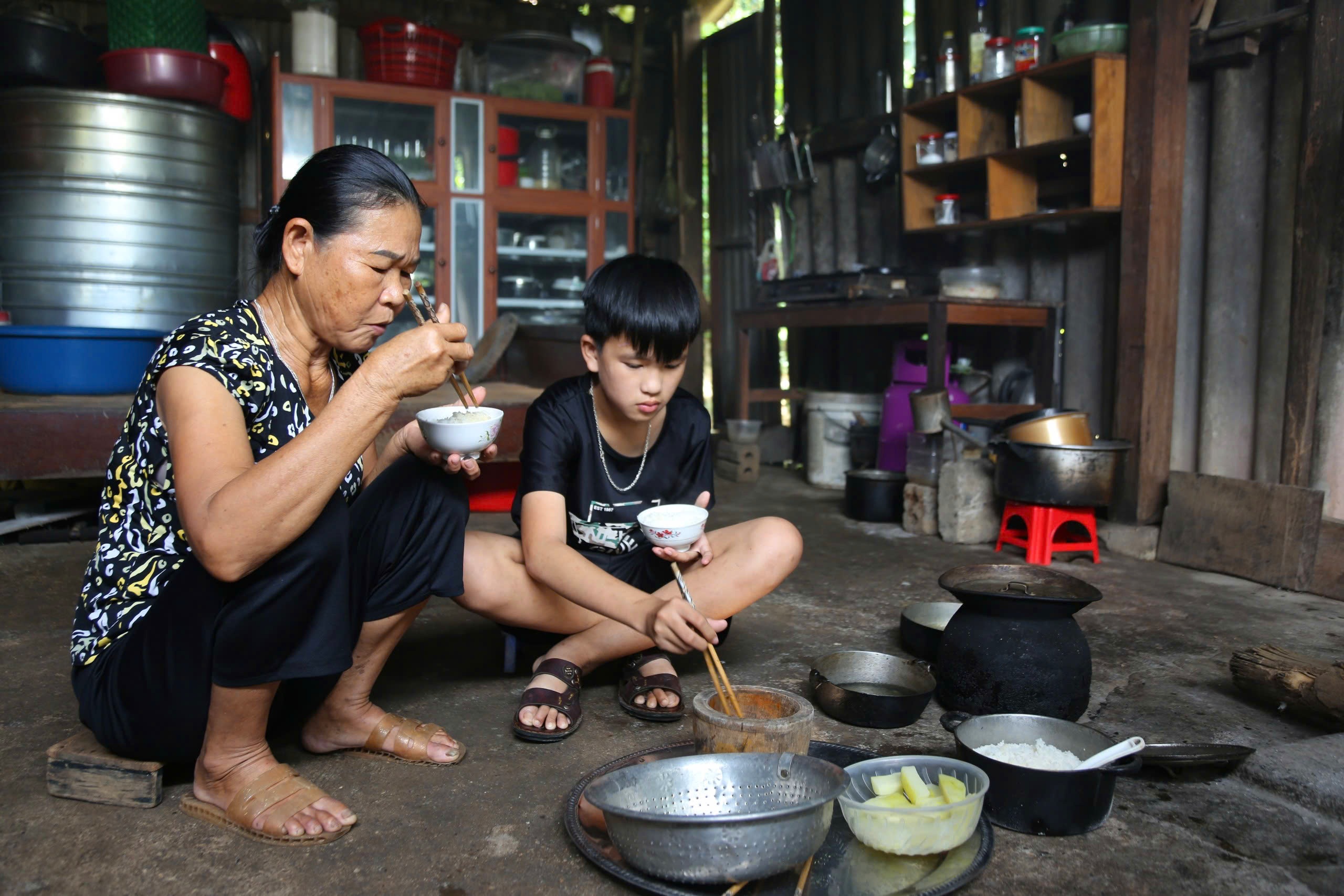 Bà lão 74 tuổi mong một nơi thờ chồng và con dâu, cháu nội có chỗ ở an toàn