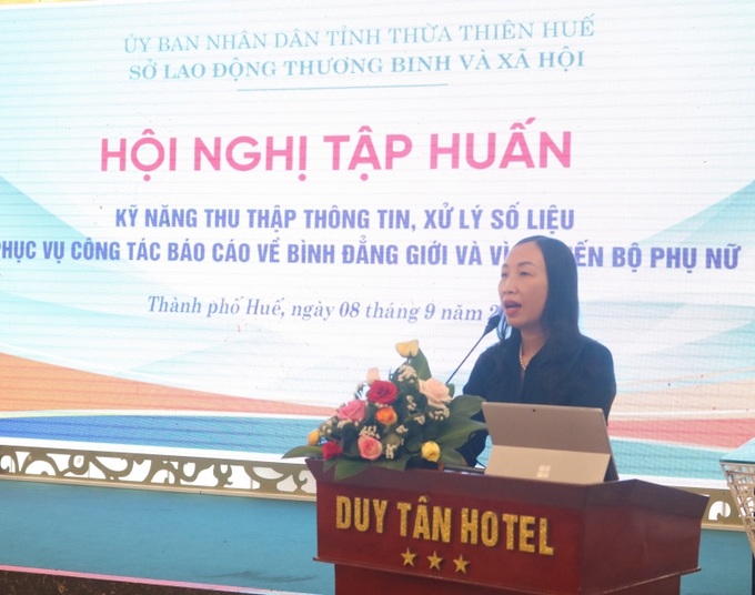 Bà Phan Minh Nguyệt - Phó Giám đốc Sở LĐ-TB&XH tỉnh Thừa Thiên Huế phát biểu khai mạc hội nghị tập huấn