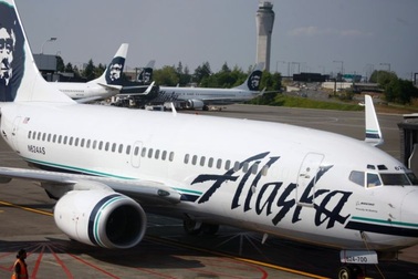 Máy bay phải hạ cánh bất ngờ vì… nam thanh niên hôn cô gái ngồi cạnh