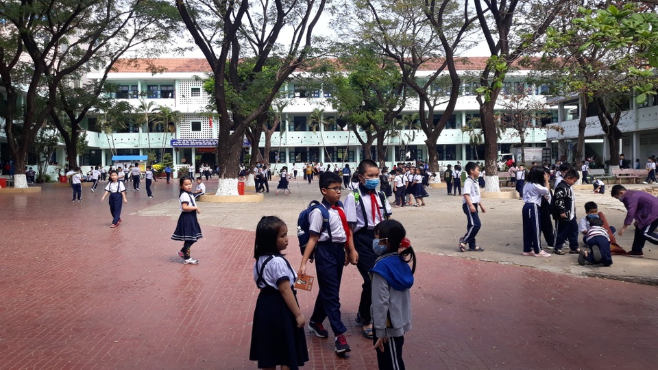 Bình Định, Huế, Đắk Lắk, Cà Mau, Đồng Nai, Gia Lai: HS THPT đi học từ 2/3 - 1 Bình Định, Huế, Đắk Lắk, Cà Mau, Đồng Nai, Gia Lai: HS THPT đi học từ 2/3 - 1