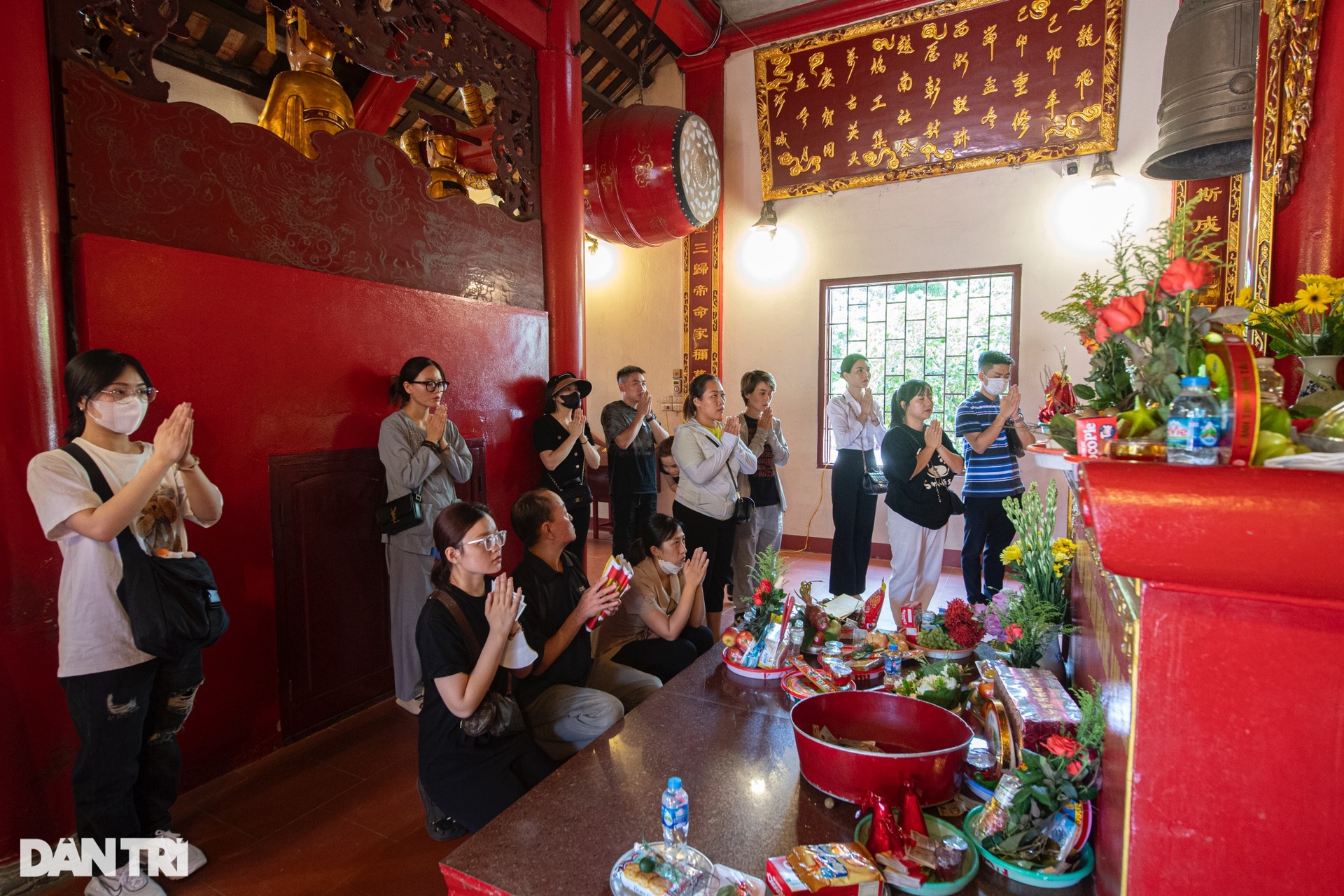 Phủ Tây Hồ vắng vẻ ngày Rằm tháng Bảy - 9 Phủ Tây Hồ vắng vẻ ngày Rằm tháng Bảy - 9