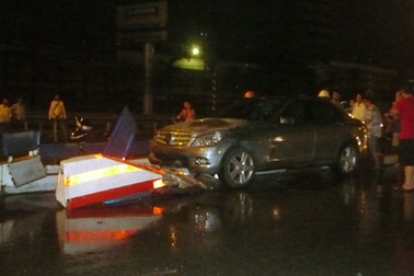 Hà Nội: Xế hộp Mercedes mắc kẹt trên dải phân làn đường