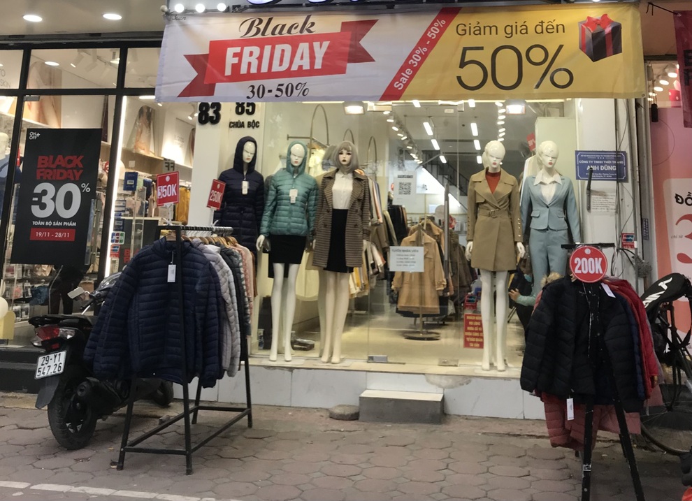 Black Friday 2021: Quán vắng tanh, khách lèo tèo đúng nghĩa ngày đen tối - 2 Black Friday 2021: Quán vắng tanh, khách lèo tèo đúng nghĩa ngày đen tối - 2