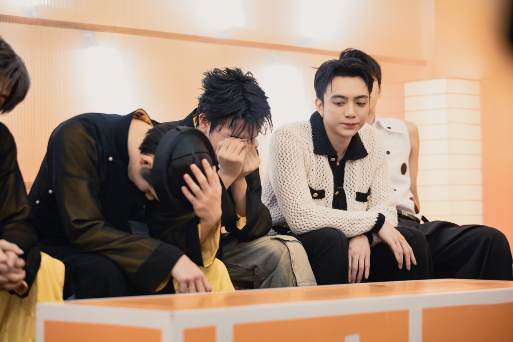 Rookie ដួលនៅលើឆាក មនុស្ស 2 នាក់ឈប់ ធ្វើឱ្យ SOOBIN អស់សង្ឃឹម - 2 Tân binh ngã quỵ trên sân khấu, 2 người dừng chân khiến SOOBIN bất lực - 2