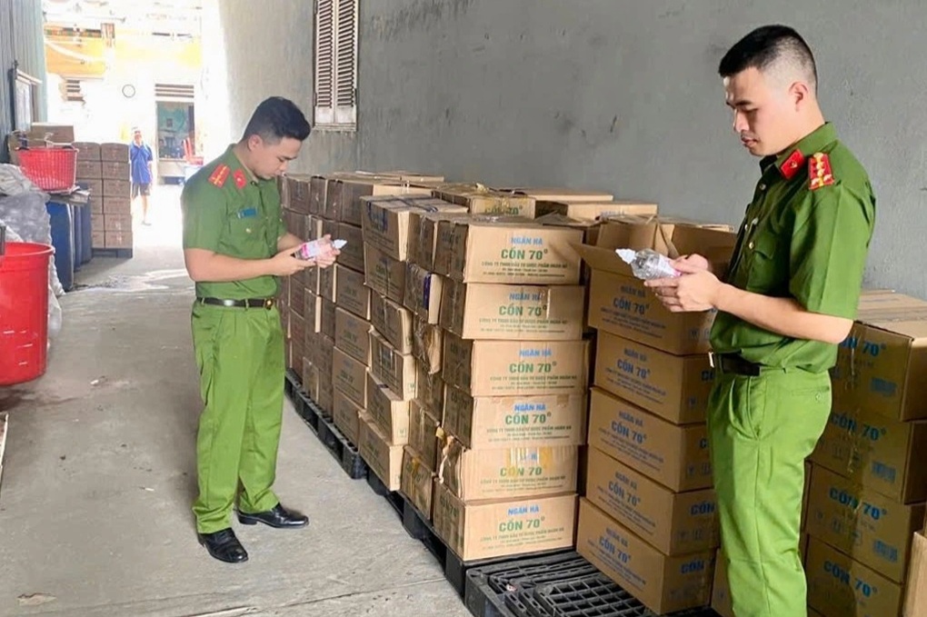 Cựu lãnh đạo thị trấn cầm đầu đường dây sản xuất cồn y tế giả