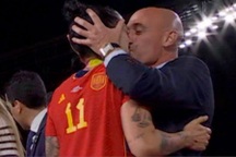 Chủ tịch LĐBĐ Tây Ban Nha bị kết tội sau nụ hôn tai tiếng với cầu thủ