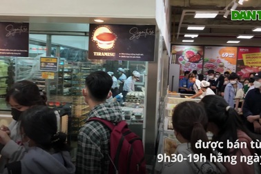 Hàng trăm bạn trẻ chen chúc chờ mua bánh custard