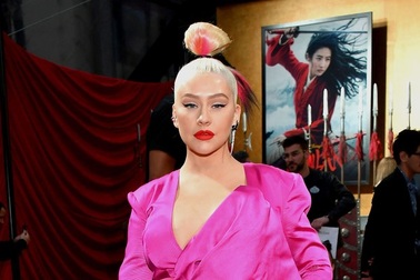 Cận cảnh gương mặt như "tượng sáp" của Christina Aguilera