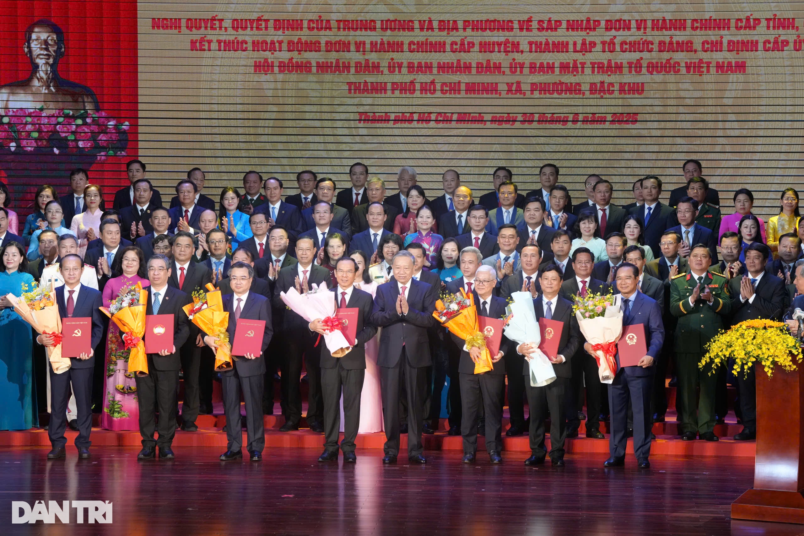 Các bí thư, chủ tịch quận, huyện ở TPHCM cũ về xã, phường sau hợp nhất - 1