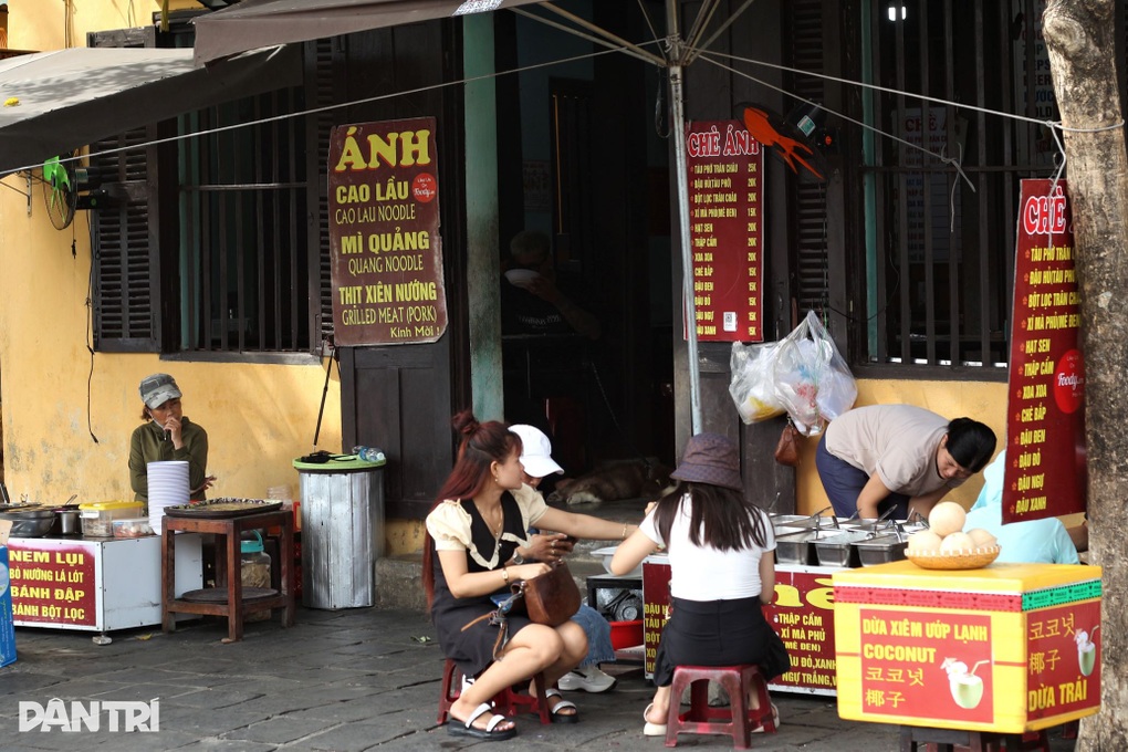Quán ăn đường phố Hội An như thế nào sau vụ ngộ độc bánh mì Phượng? - 3 Quán ăn đường phố Hội An như thế nào sau vụ ngộ độc bánh mì Phượng? - 3