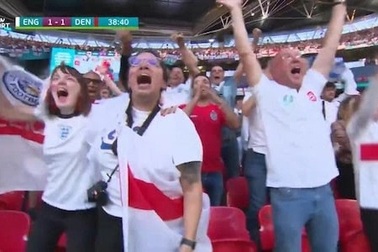 Trốn làm xem Euro, nữ nhân viên bị "bắt quả tang" trên sóng truyền hình