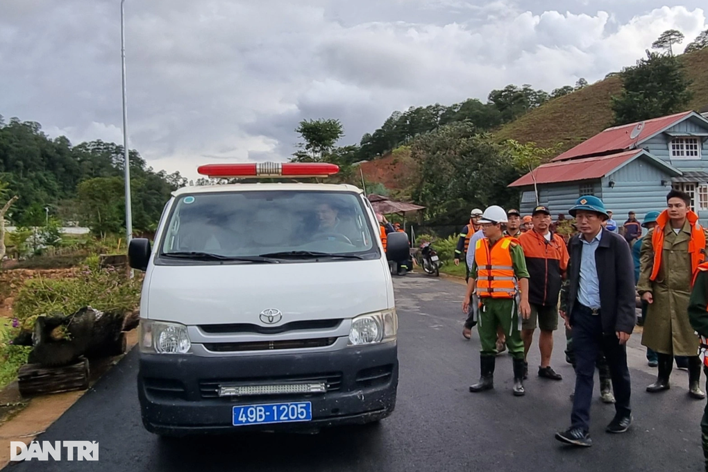 Vụ 4 du khách Hàn Quốc tử nạn ở Lâm Đồng: Người lái xe thoát chết - 1 Vụ 4 du khách Hàn Quốc tử nạn ở Lâm Đồng: Người lái xe thoát chết - 1