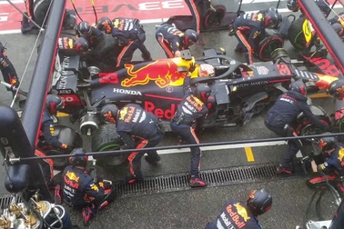 Kỉ lục thay lốp xe đua F1 liên tục bị phá vỡ