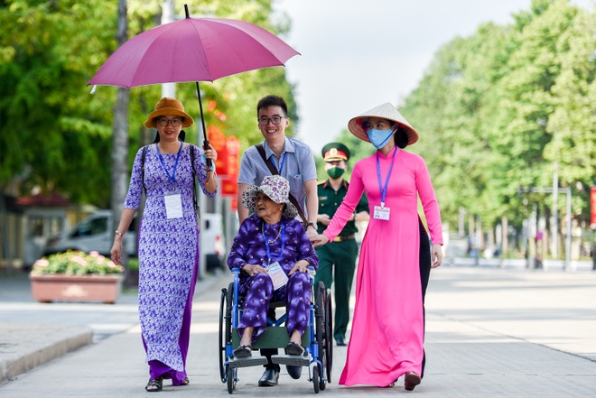 Đoàn 300 mẹ Việt Nam anh hùng xúc động vào Lăng viếng Bác - 10 Đoàn 300 mẹ Việt Nam anh hùng xúc động vào Lăng viếng Bác - 10