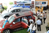 Cuối năm, xe nhập về ồ ạt, dân Việt vẫn "dài cổ" chờ xe giá rẻ