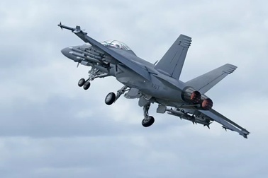 Tàu sân bay Mỹ bẻ lái gấp, tiêm kích 60 triệu USD lao xuống biển