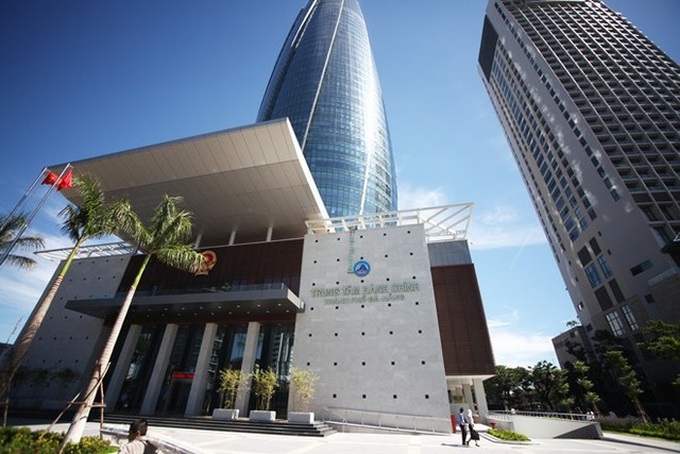 Tuần lễ Cấp cao APEC sẽ diễn ra tại TP Đà Nẵng là sự kiện quan trọng với sự tham dự của lãnh đạo 21 nền kinh tế thành viên. Theo UBND TP Đà Nẵng, đến nay công tác chuẩn bị cho sự kiện này đang đi vào giai đoạn nước rút.
Nhiều công trình phục vụ cho Tuần lễ cấp cao APEC đã hoàn thành và đi vào sử dụng, sẵn sàng đón các nguyên thủ và du khách đến Đà Nẵng. Trong ảnh: Sân bay quốc tế Đà Nẵng.
Nhà ga T2 sân bay quốc tế Đà Nẵng được khai thác từ tháng 5/2017, có mức đầu tư 3.500 tỷ đồng. Ngoài việc tiện nghi, nhiều biện pháp an ninh đã triển khai tại đây nhằm đảm bảo an toàn cho khách nước ngoài đến Đà Nẵng tháng 11 tới.
Trung tâm báo chí, nơi phục vụ hơn 2.000 phóng viên, nhà báo tác nghiệp tại sự kiện này đã hoàn thành. Trung tâm được đầu tư xây dựng trên cơ sở cải tạo Trung tâm Hội chợ triển lãm Đà Nẵng (ở phường Khuê Trung, quận Cẩm Lệ).
Tổng mức đầu tư dự án là 178,8 tỷ đồng, đảm bảo nhiều công năng phục vụ: ảnh đón tiếp, phòng an ninh, y tế, phòng đa năng, điều khiển trung tâm, họp báo lớn, phòng phục vụ và các khu vực phụ trợ khác; khu ăn uống, khu bếp tự phục vụ, phòng bảo trì mạng máy tính, phòng nghỉ dành cho cán bộ và tình nguyện viên...
Trung tâm Hội nghị và Triển lãm quốc tế Ariyana trong khuôn viên khu nghỉ dưỡng Furama ở Đà Nẵng là nơi tổ chức diễn đàn doanh nghiệp.
Công trình này sẽ là nơi tổ chức các sự kiện hội họp, trưng bày và triển lãm tầm cỡ quốc tế; trước mắt là địa điểm diễn ra Hội nghị thượng đỉnh doanh nhân APEC.
Công trình có vốn đầu tư 350 tỷ đồng, với diện tích mặt sàn hơn 12.000 m2. Trung tâm Ariyana là một trong những trung tâm hội nghị lớn nhất cả nước, có sức chứa 2.500 người.
Theo báo cáo của Sở Du lịch TP Đà Nẵng, đến nay hầu hết khách sạn, khu nghỉ dưỡng cao cấp cũng đã hoàn tất việc chuẩn bị chu đáo về nhân sự, vật lực để đón tiếp các nguyên thủ đến ở trong những ngày diễn ra Tuần lễ cấp cao APEC.
Khu nghỉ dưỡng InterContinental Danang Sun Peninsula được lựa chọn để tổ chức Diễn đàn hợp tác kinh tế Châu Á Thái Bình Dương với 21 nền kinh tế, diễn ra tại Đà Nẵng.
InterContinental Danang Sun Peninsula Resort do Bill Bensleychính, top 5 kiến trúc sư hàng đầu thế giới thiết kế, chính thức hoạt động vào năm 2012. Đây từng là điểm đến của các ngôi sao, chính trị gia và nhà tài phiệt nổi tiếng thế giới. Dịp APEC sắp tới, nhiều nguyên thủ đã chọn nơi đây để nghỉ ngơi.
Đa số các đoàn ở các khu nghỉ dưỡng trên tuyến đường Hoàng Sa - Trường Sa và Võ Nguyên Giáp, gần Trung tâm Hội nghị và Triển lãm quốc tế.
Các khu biệt thự ven biển đã chuẩn bị sẵn sàng đón các đoàn đại biểu trong và ngoài nước.
Những biệt thự được chọn để các đoàn nguyên thủ ở đều mang đẳng cấp quốc tế với hệ thống trang thiết bị sang trọng, hiện đại.
Để chuẩn bị cho sự kiện APEC, TP Đà Nẵng đầu tư nâng cấp, sửa chữa 16 tuyến đường.
Nút giao thông hầm chui Nguyễn Tri Phương - Điện Biên Phủ - Lê Độ. Theo công bố lúc khởi công, hầm chui hoàn thành vào 30/9 nhưng đang bị trễ hẹn. Thành phố phải gia hạn thêm một tháng với kỳ vọng kịp phục vụ APEC.
