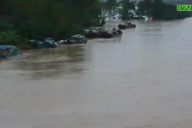 Huyện nghèo chìm trong nước lũ