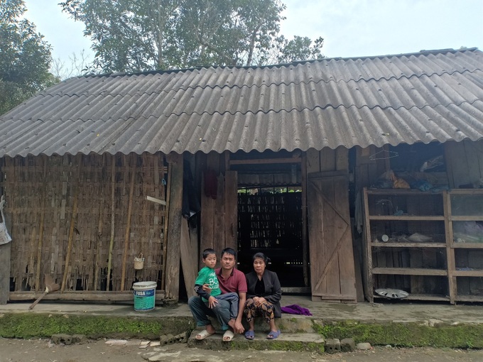 Xót cảnh không có mẹ, bé trai 11 tuổi liệt hai chân, nhiều lần bị bố tâm thần vứt bỏ trong rừng sâu - Ảnh 6. Xót cảnh không có mẹ, bé trai 11 tuổi liệt hai chân, nhiều lần bị bố tâm thần vứt bỏ trong rừng sâu - Ảnh 6.