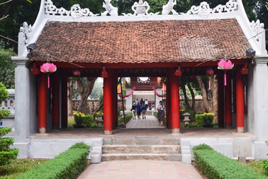 Tranh cãi lớn quanh việc quét vôi mới Văn Miếu - Quốc Tử Giám