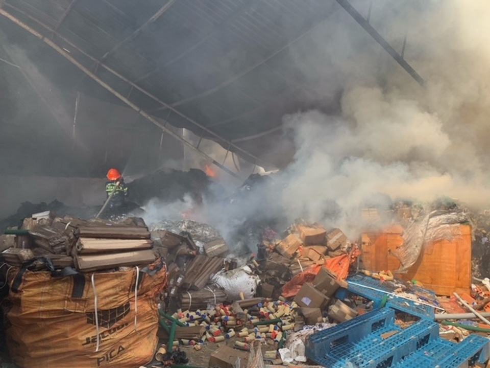 20 tấn vải phế liệu bỗng nhiên bốc cháy dữ dội - 4
