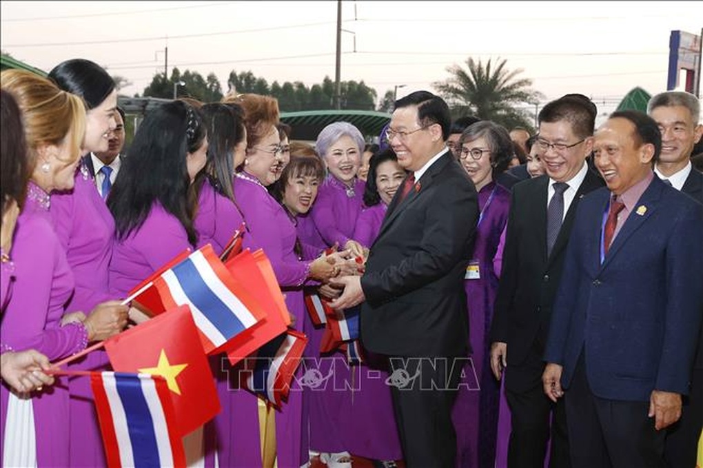 Chủ tịch Quốc hội Vương Đình Huệ gặp gỡ cộng đồng người Việt Nam tại Thái Lan - 1 Chủ tịch Quốc hội Vương Đình Huệ gặp gỡ cộng đồng người Việt Nam tại Thái Lan - 1