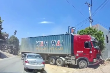Xe ben lật nghiêng vì đánh lái gấp tránh container vượt ẩu