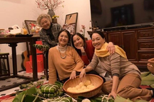 Nghệ sĩ Lê Mai kể chuyện rể Tây thích Tết, 10 năm ngồi 1 hàng trà đá quen