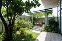 Biệt thự 350m2 với sân vườn tuyệt đẹp, gia chủ uống trà, ngắm hoa mỗi ngày