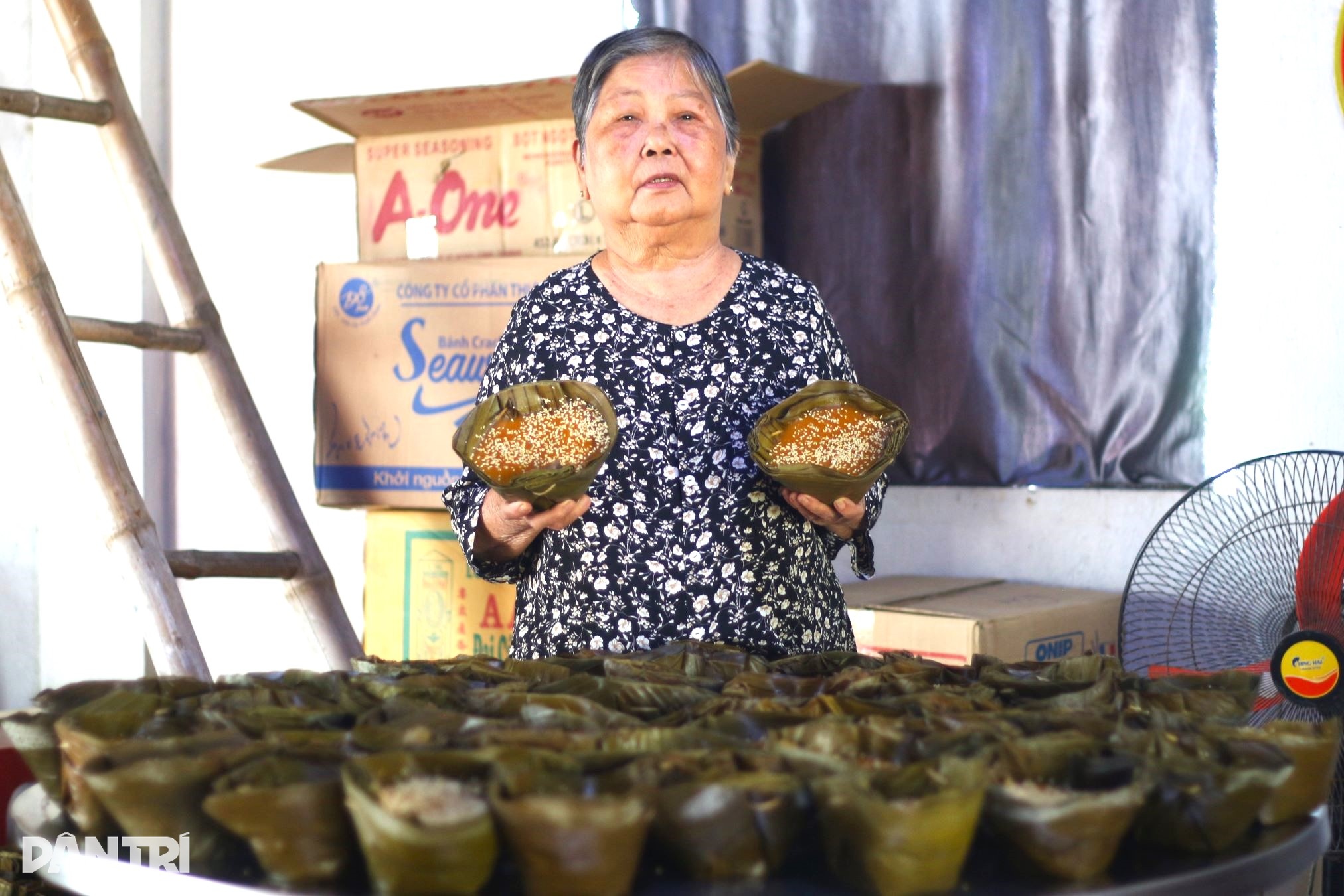 Banh untuk ketuhar yang berusia lebih 100 tahun di Hoi An sedang terbakar untuk persiapan upacara Ong Cong Ong Tao - 1 Lò bánh tổ hơn 100 tuổi ở Hội An đỏ lửa chuẩn bị lễ ông Công ông Táo - 1