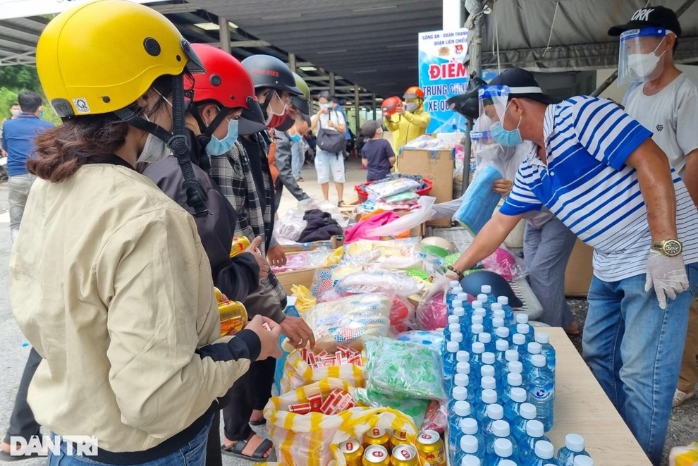 Đôi vợ chồng lượm ve chai được CSGT tặng xe máy, rút ngắn con đường về quê - 6 Đôi vợ chồng lượm ve chai được CSGT tặng xe máy, rút ngắn con đường về quê - 6
