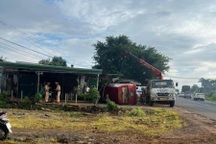 Một phụ nữ bất cẩn khiến xe khách chở 10 người lật nghiêng