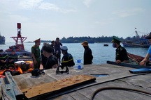 Tìm kiếm nam thanh niên để lại xe máy rồi nhảy cầu