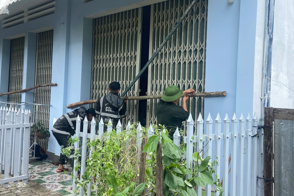 Cảnh sát cơ động, CSGT khắc phục hậu quả sau bão Noru - 4 Cảnh sát cơ động, CSGT khắc phục hậu quả sau bão Noru - 4