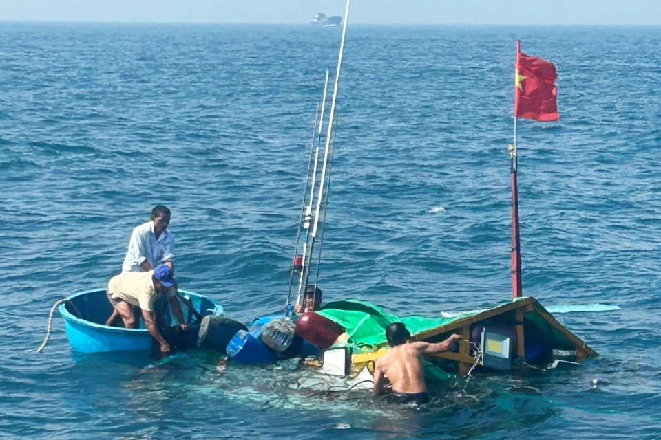 Thi thể người đàn ông mắc vào lưới đánh cá trên vùng biển Quảng Ngãi - 1