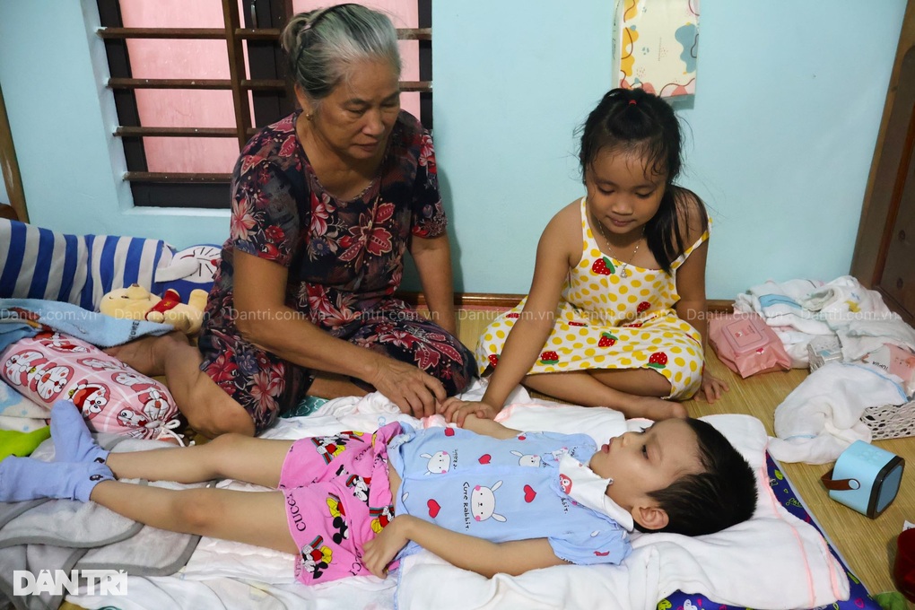 Bố mẹ nghèo đưa con về nhà, mong qua Tết có tiền nhập viện - 4 Bố mẹ nghèo đưa con về nhà, mong qua Tết có tiền nhập viện - 4