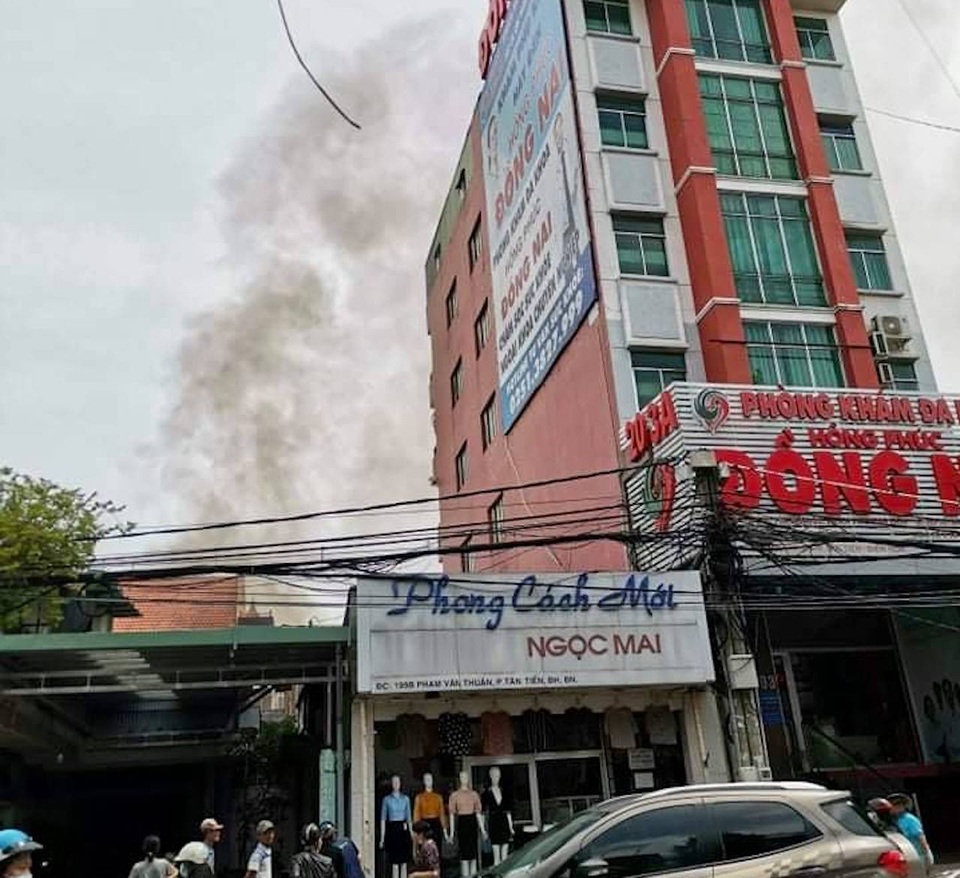 Lửa bùng phát từ căn nhà khóa cửa, cháy lan 2 nhà sát vách - 2 Lửa bùng phát từ căn nhà khóa cửa, cháy lan 2 nhà sát vách - 2