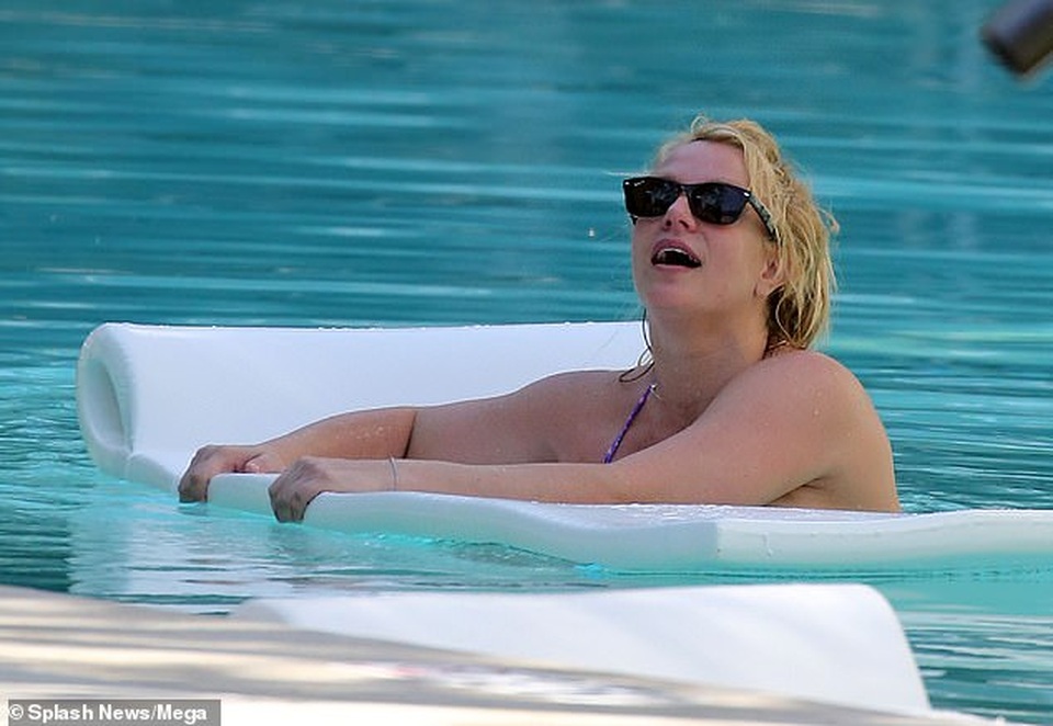 Britney thư thái đi bơi cùng bồ trẻ - 7