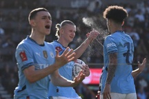 Haaland lập công chuộc lỗi, Man City vào bán kết FA Cup