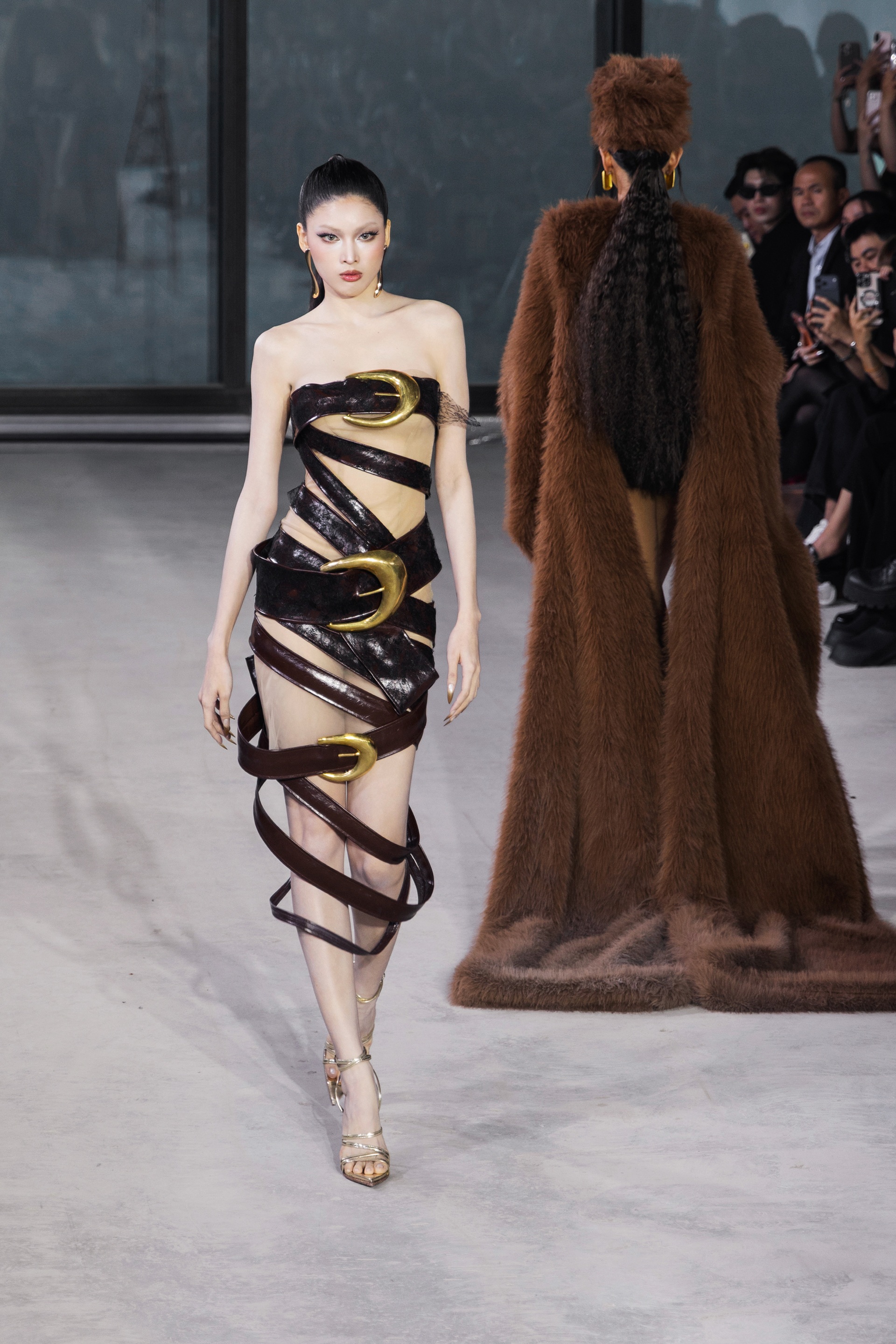 Minh Trieu snublet i skjørtet sitt, håndterte hendelsen på catwalken profesjonelt - 7 Minh Triệu vấp tà váy, xử lý sự cố chuyên nghiệp trên sàn diễn thời trang - 7